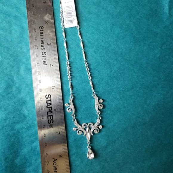 2/35$  NWT 1928 rhinestones and silver tone  necklace - Picture 2 of 2